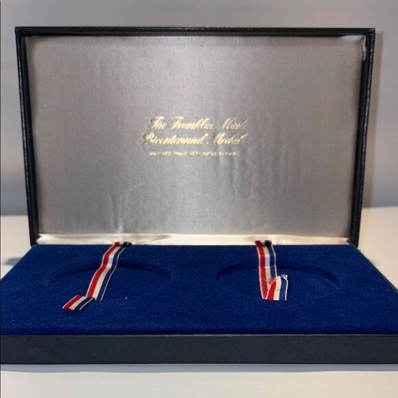 Blue large coin Display Case with Red White Blue Ribbon - Picture 2 of 11